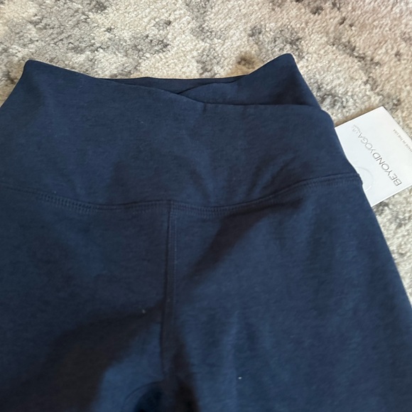 NWT Spaced Dye Beyond Yoga Navy Leggings XS - Picture 2 of 3